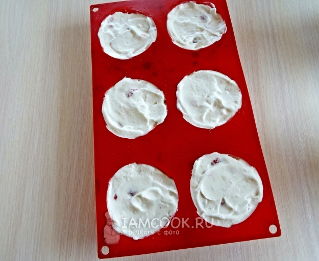 Положить мороженое в форму