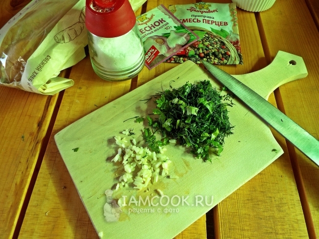 Порезать чеснок и зелень