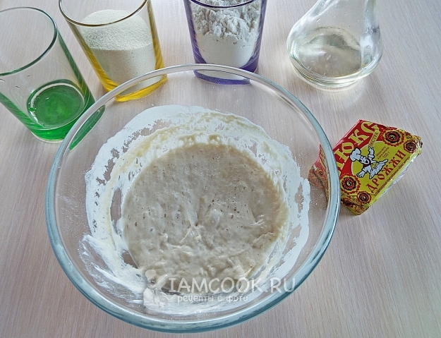 Соединить муку, дрожжи и воду