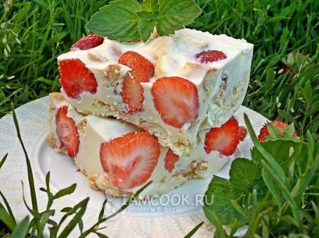 Рецепт сметанного десерта с клубникой и печеньем