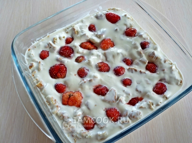 Положить клубнику