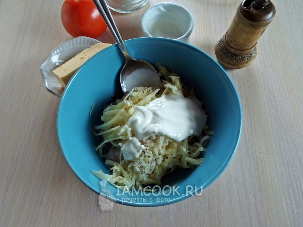 Добавить сметану и чеснок