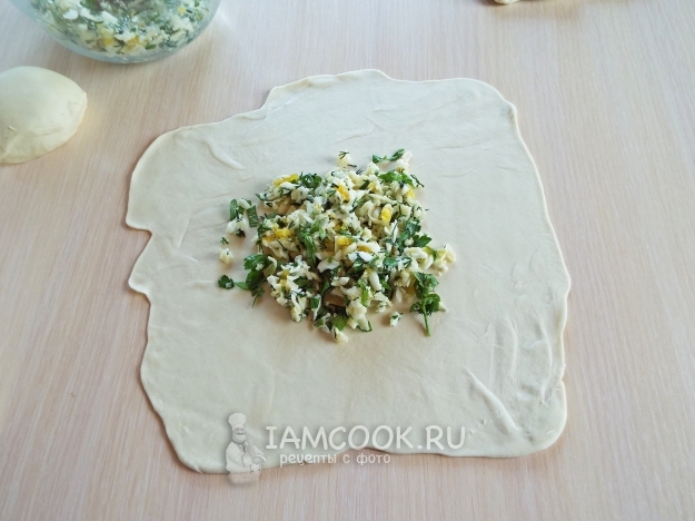 Положить на тесто начинку