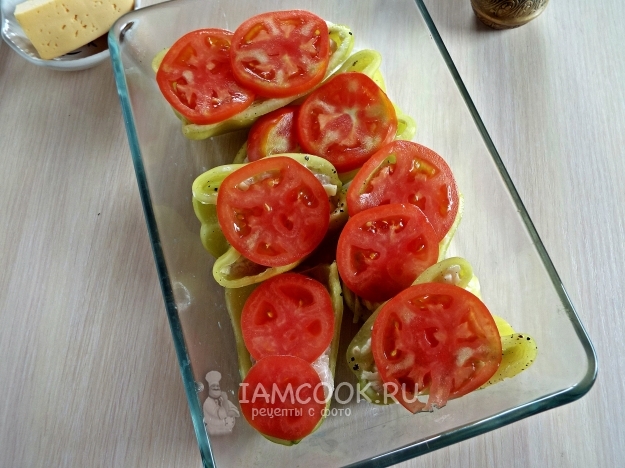 Положить кружочки помидоров