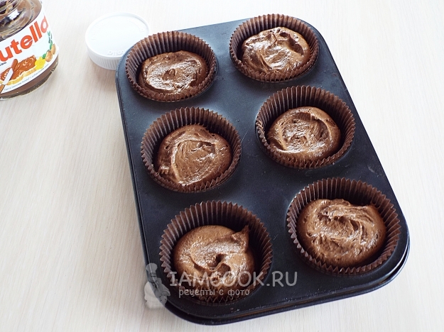 Выложить на пасту тесто