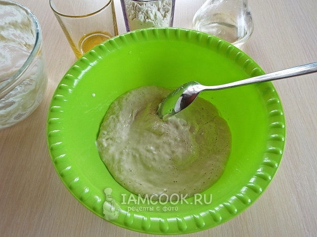 Положить опару