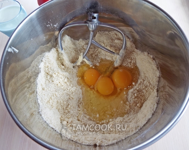 Добавить яйца и молоко