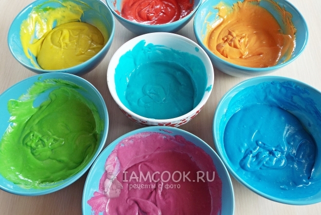 Размешать тесто с красителем