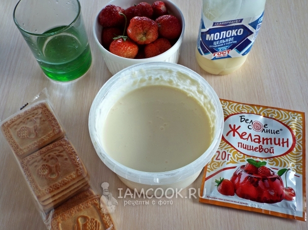 Ингредиенты для сметанного десерта с клубникой и печеньем