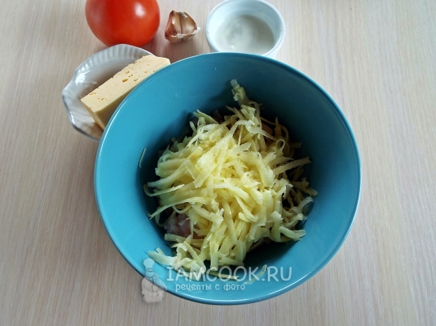 Положить тертый картофель