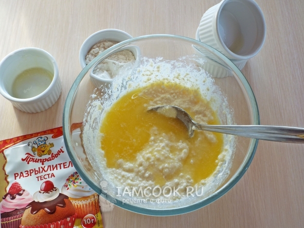 Влить масло