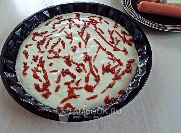 Полить тесто соусом