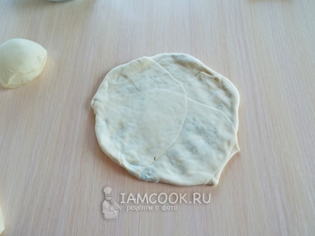 Раскатать тесто с начинкой