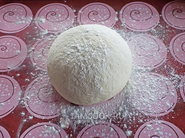 Присыпать тесто мукой