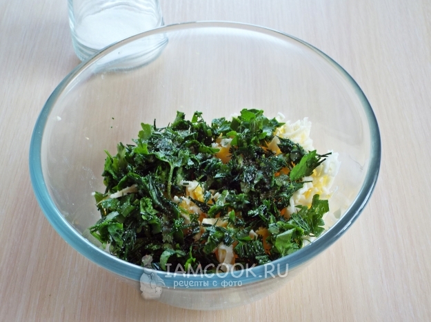 Соединить сыр, яйца и зелень