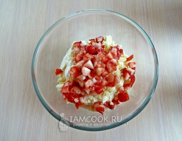 Положить клубнику