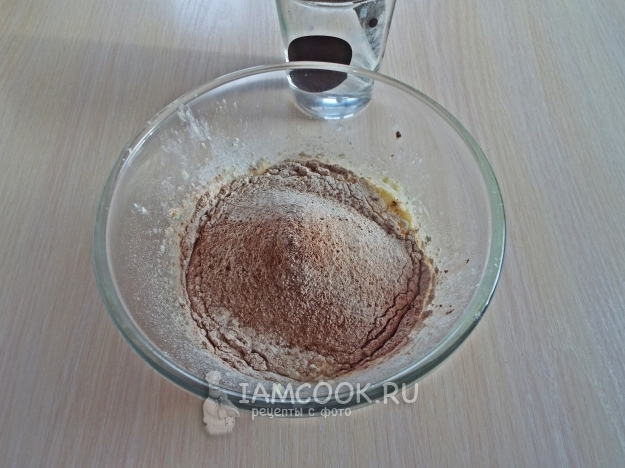 Всыпать муку с какао