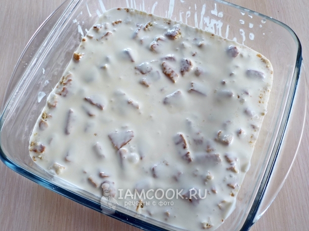 Залить печенье сметаной со сгущенкой