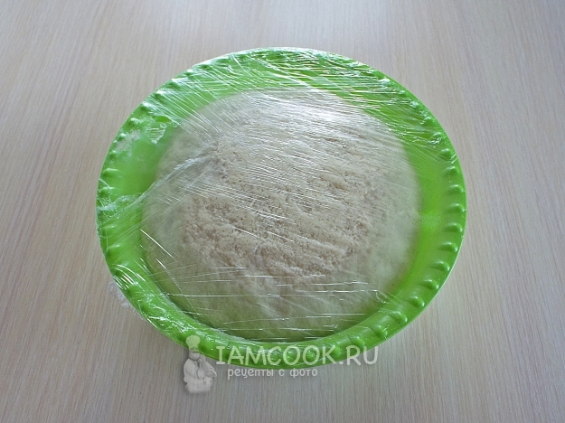 Накрыть тесто пленкой