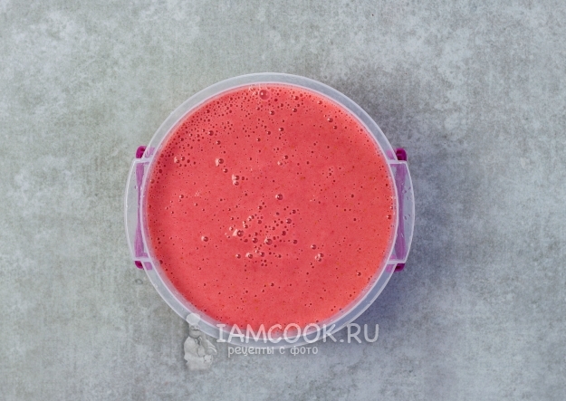 Перелить клубничную смесь в контейнер