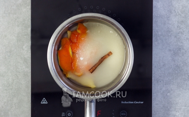 Соединить цедру, воду, сахар и корицу