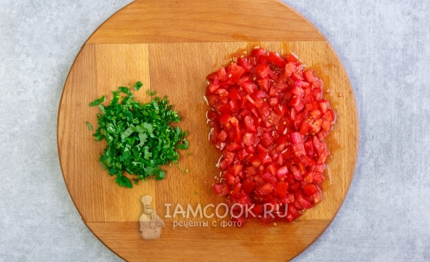 Порезать помидоры и зелень