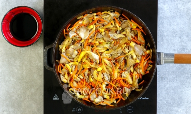 Влить соевый соус