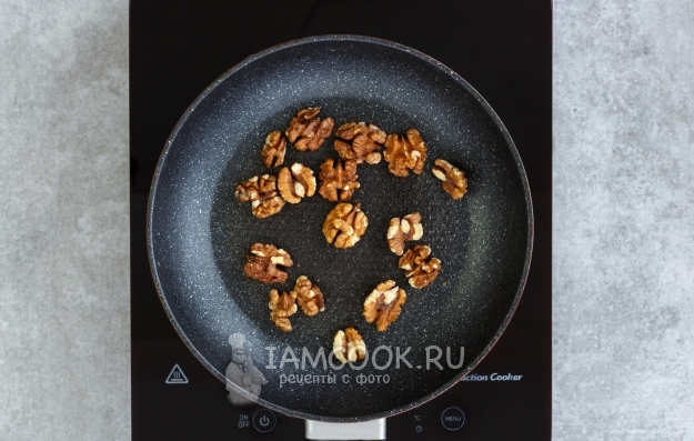 Обжарить орехи