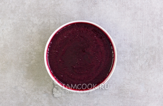 Размешать ягодное пюре с сахаром