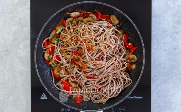 Положить лапшу