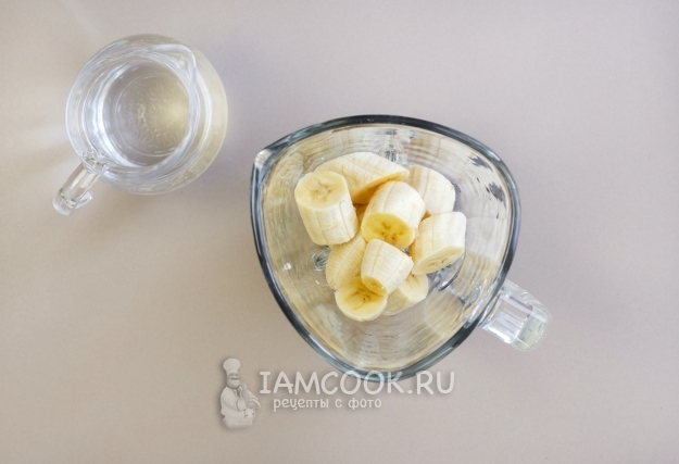 Положить банан в блендер