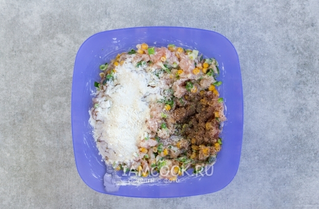 Всыпать муку, соль и перец