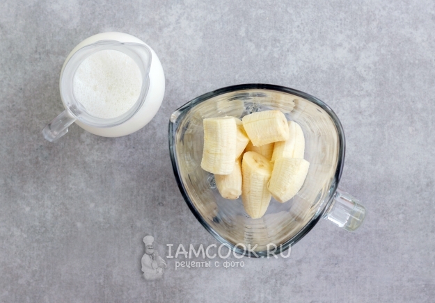 Положить банан в блендер