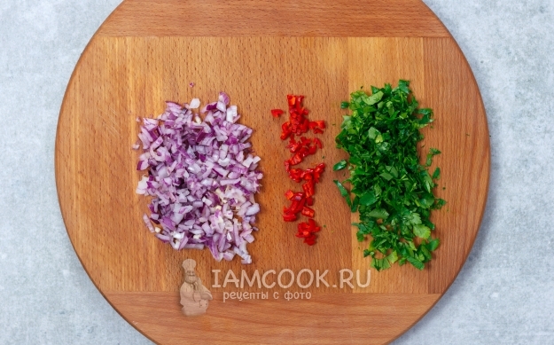 Порезать лук, перец и кинзу