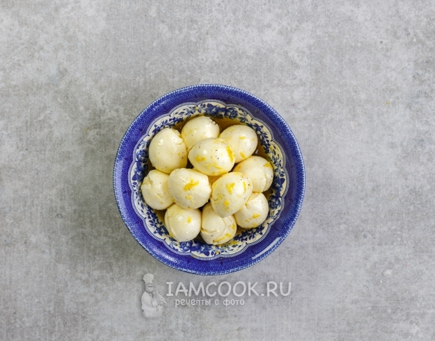 Замариновать сырные шарики