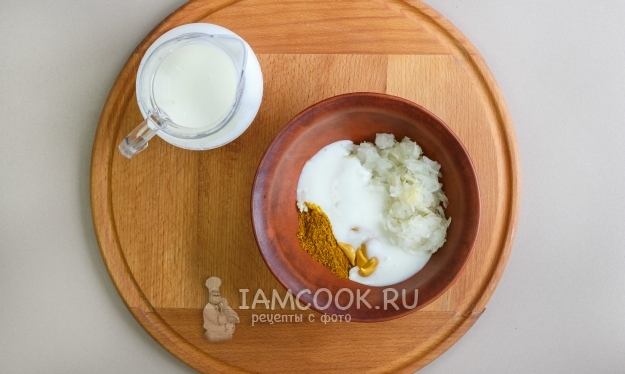 Вливаем в миску кефир