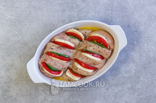 Положить помидоры, сыр и базилик