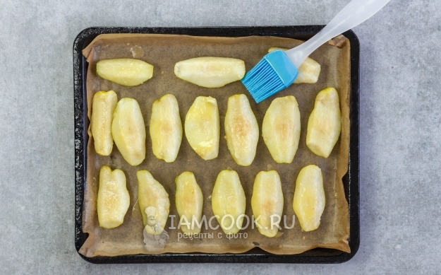 Смазать груши маслом с сахаром