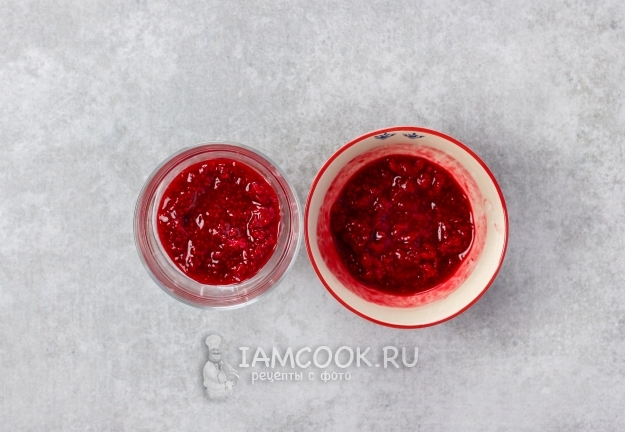 Положить часть малины в бокал