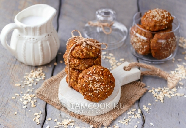 Фото постного морковно-овсяного печенья с орехами и изюмом