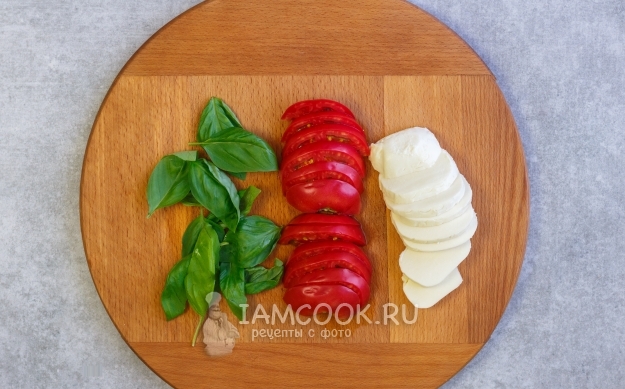 Порезать помидоры и сыр