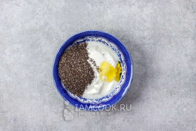 Соединить йогурт, чиа и мед