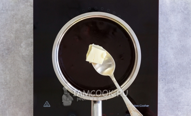 Положить масло