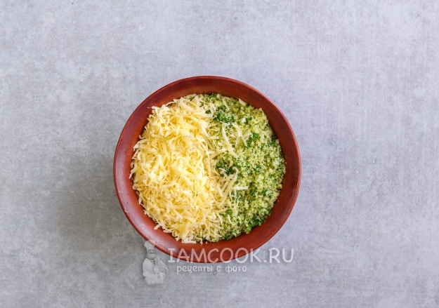 Положить тертый сыр