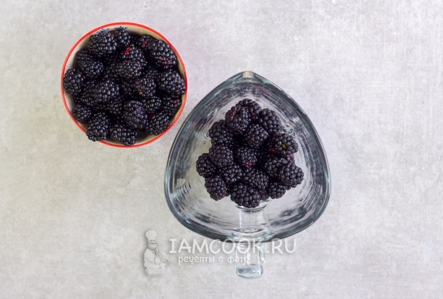 Положить ягоды в блендер