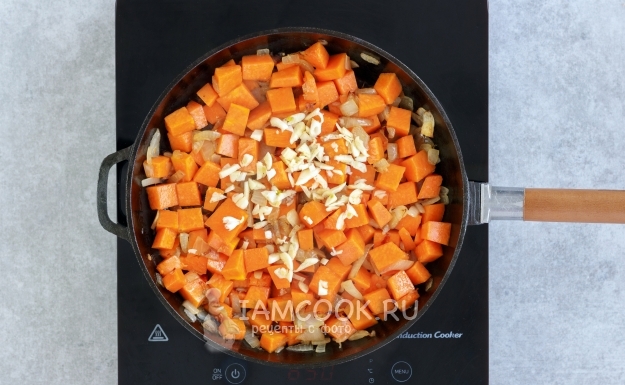 Положить чеснок