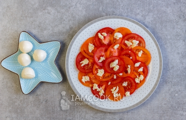 Крошим сыр на помидоры