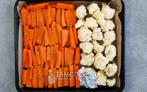 Положить на противень морковь и капусту
