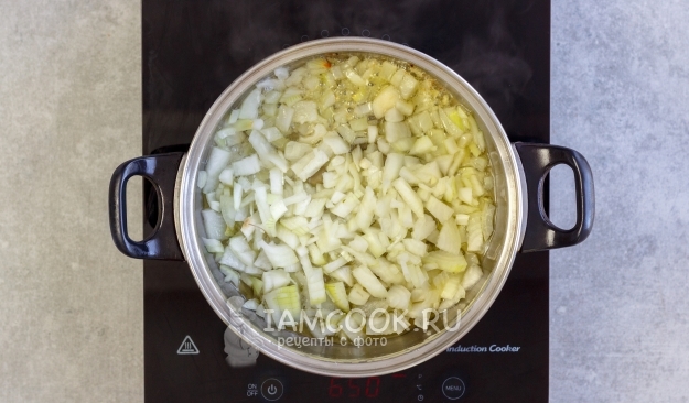 Обжарить лук