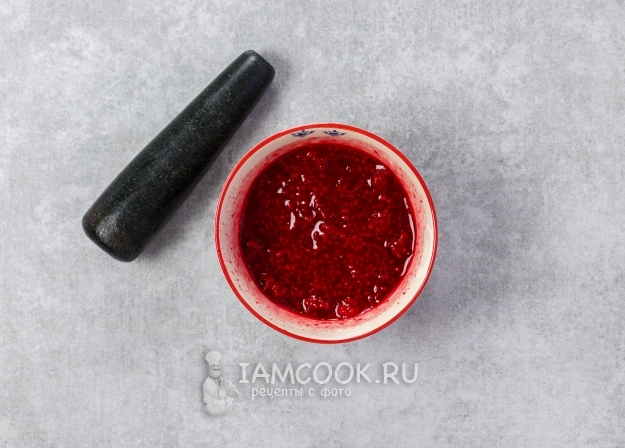 Размешать малину с медом